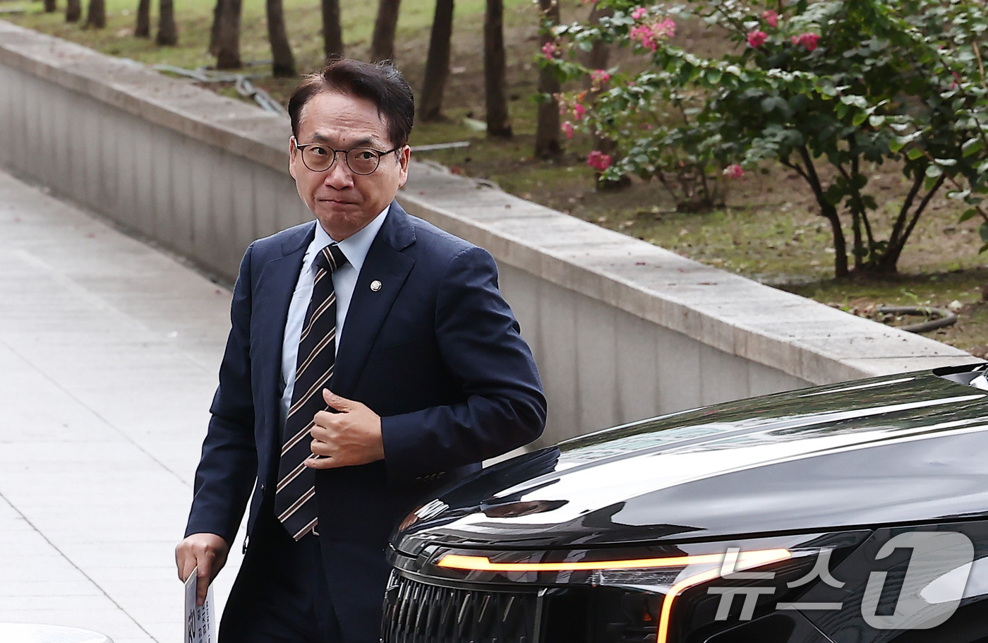 (서울=뉴스1) 김성진 기자 = 박선원 더불어민주당 의원이 18일 서울 서초구 서울고등검찰청에 마련된 내란 특검팀(특별검사 조은석) 사무실에 참고인 신분으로 출석하고 있다. 202 …