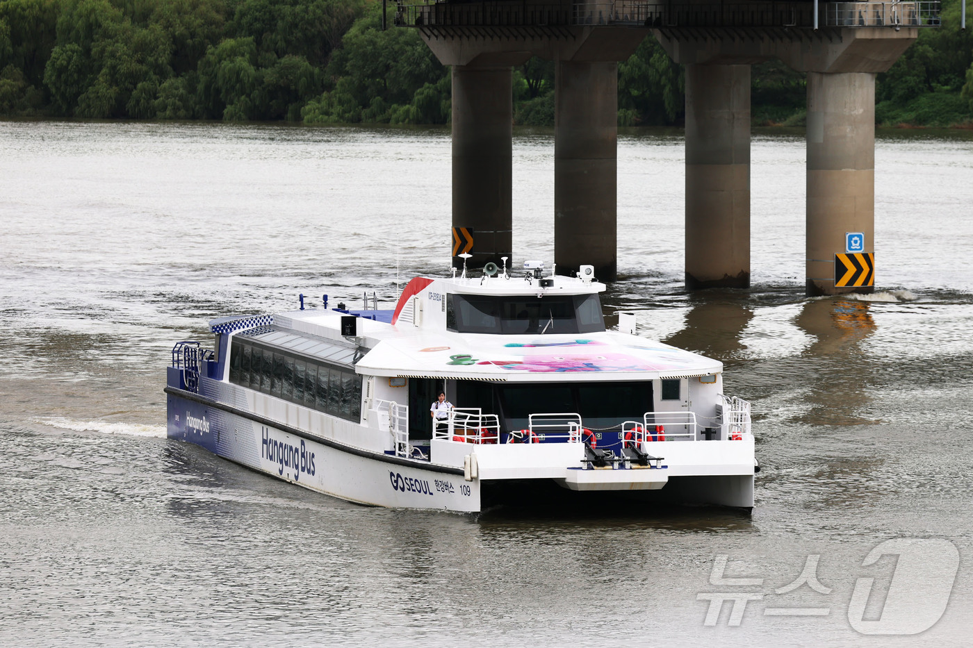 (서울=뉴스1) 김명섭 기자 = 서울 영등포구 여의도 선착장에서 광진구 뚝섬 선착장으로 향하는 한강버스 정식 운항 기념 시승식이 18일 진행되고 있다. (공동취재) 2025.9.1 …