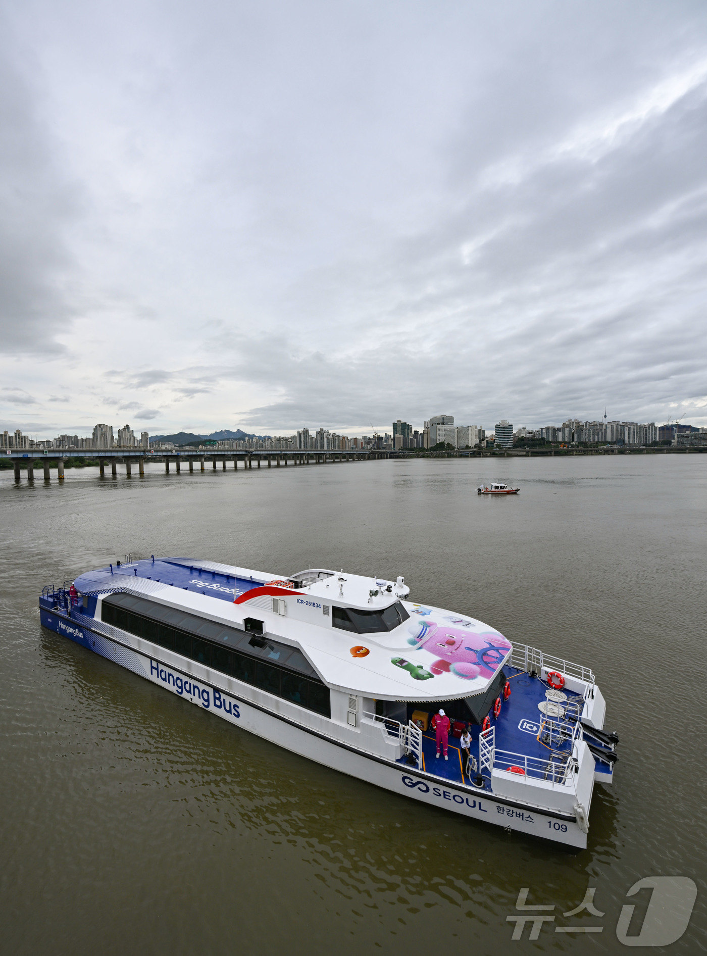 (서울=뉴스1) 김명섭 기자 = 한강버스 정식운항 기념 시승식이 열린 18일 서울 영등포구 여의도 선착장에서 한강버스가 물살을 가르고 있다. (공동취재) 2025.9.18/뉴스1