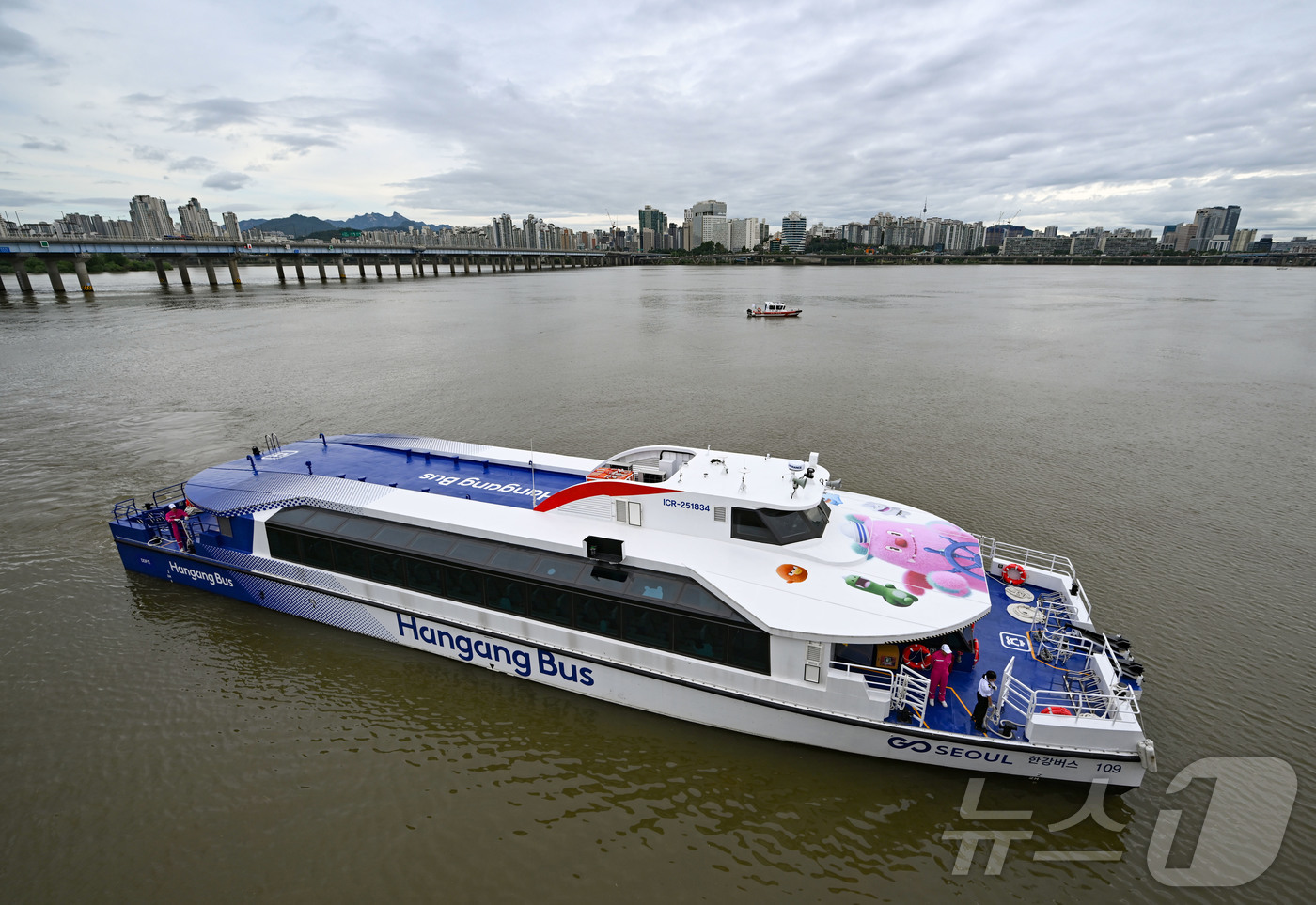 (서울=뉴스1) 김명섭 기자 = 한강버스 정식운항 기념 시승식이 열린 18일 서울 영등포구 여의도 선착장에서 한강버스가 물살을 가르고 있다. (공동취재) 2025.9.18/뉴스1