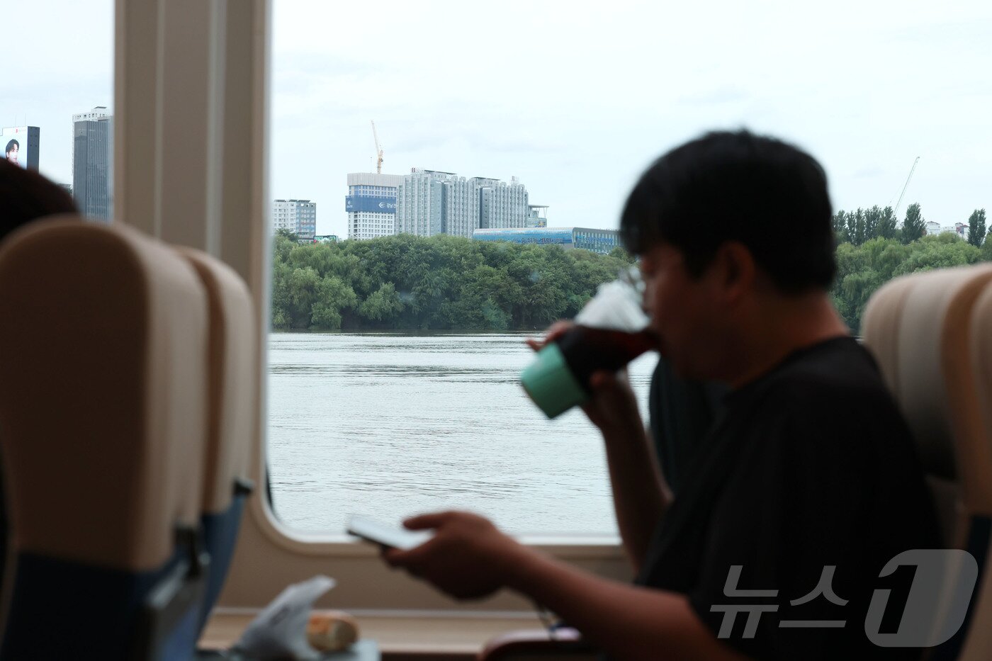 본문 이미지 - 탑승객이 18일 서울 영등포구 여의도 선착장에서 광진구 뚝섬 선착장으로 향하는 한강버스 정식 운항 기념 시승식을 체험하고 있다. &#40;공동취재&#41; 2025.9.18/뉴스1 ⓒ News1 김명섭 기자