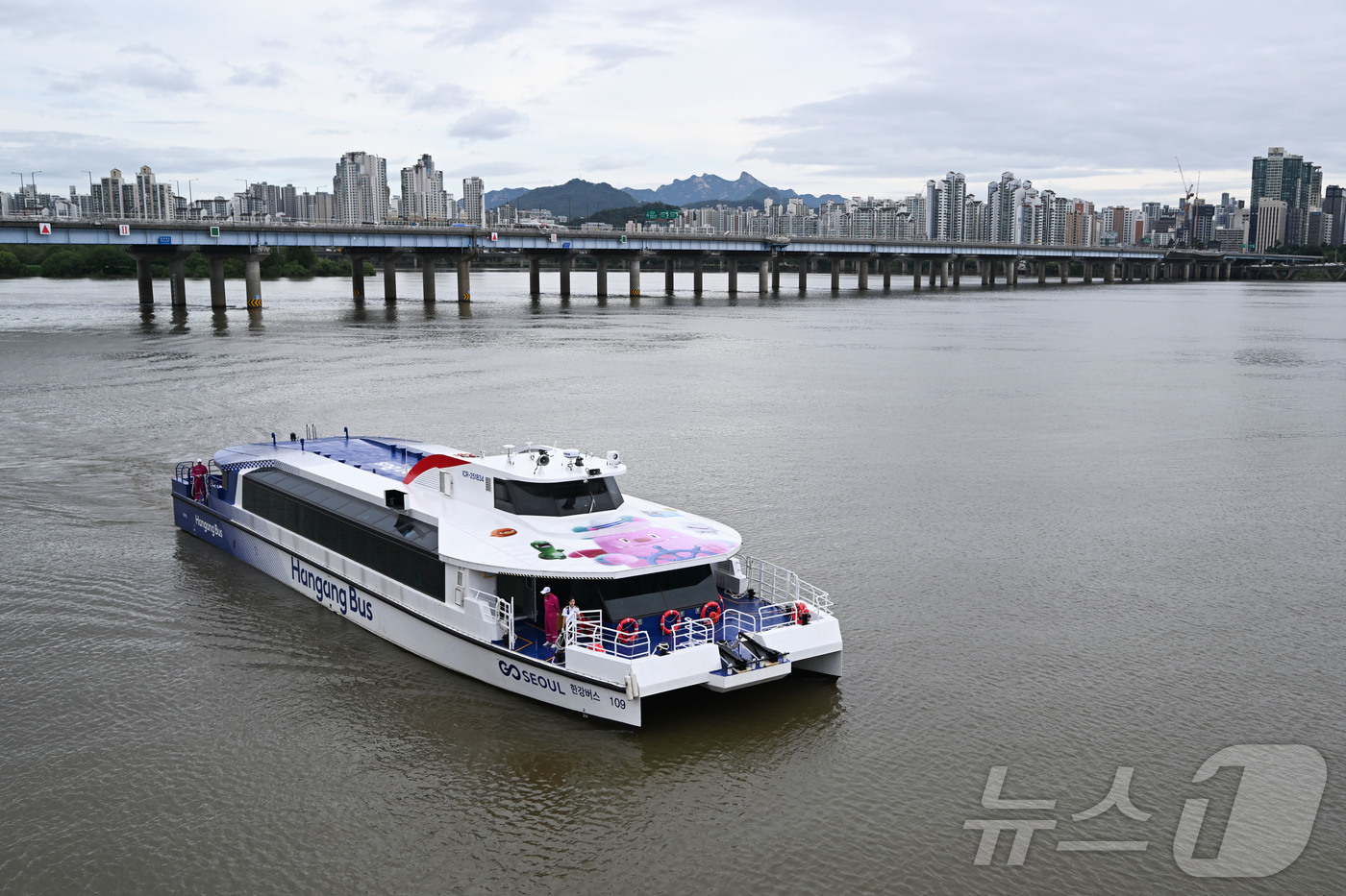 (서울=뉴스1) 김명섭 기자 = 한강버스 정식운항 기념 시승식이 열린 18일 서울 영등포구 여의도 선착장에서 한강버스가 물살을 가르고 있다. (공동취재) 2025.9.18/뉴스1
