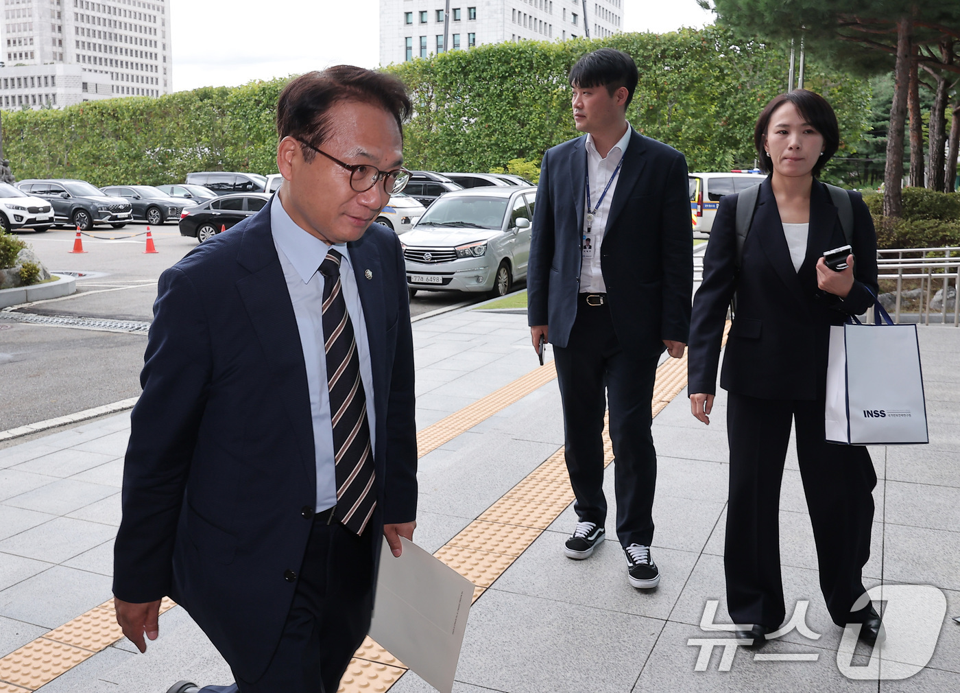 (서울=뉴스1) 김성진 기자 = 박선원 더불어민주당 의원이 18일 서울 서초구 서울고등검찰청에 마련된 내란 특검팀(특별검사 조은석) 사무실에 참고인 신분으로 출석하고 있다. 202 …