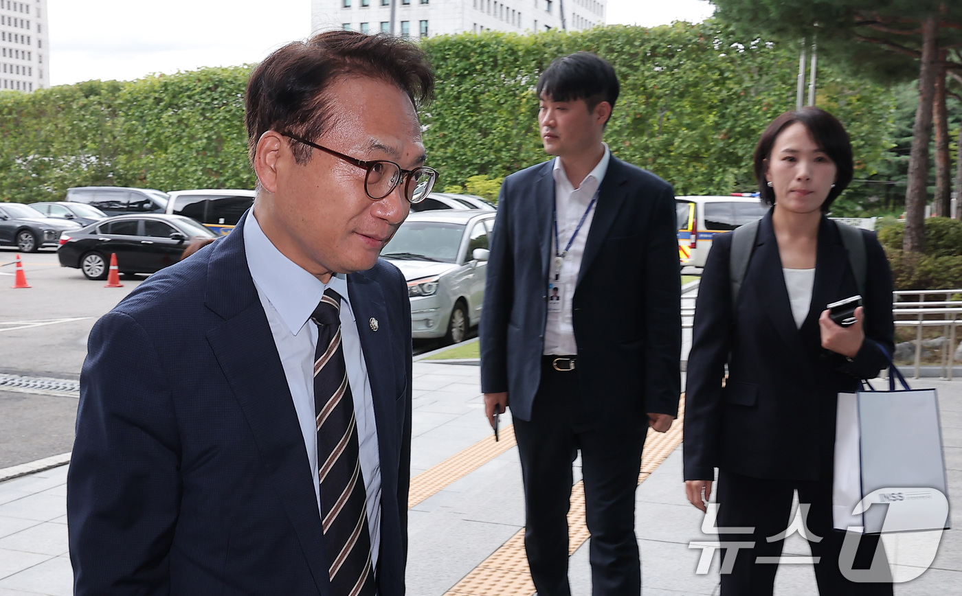 (서울=뉴스1) 김성진 기자 = 박선원 더불어민주당 의원이 18일 서울 서초구 서울고등검찰청에 마련된 내란 특검팀(특별검사 조은석) 사무실에 참고인 신분으로 출석하고 있다. 202 …