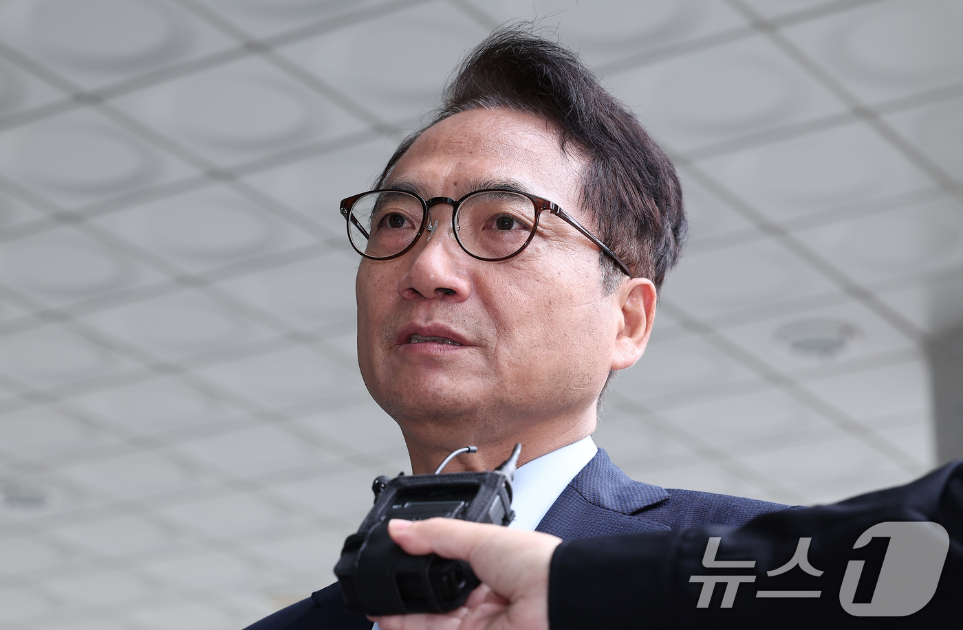 (서울=뉴스1) 김성진 기자 = 박선원 더불어민주당 의원이 18일 서울 서초구 서울고등검찰청에 마련된 내란 특검팀(특별검사 조은석) 사무실에 참고인 신분으로 출석하며 취재진의 질문 …