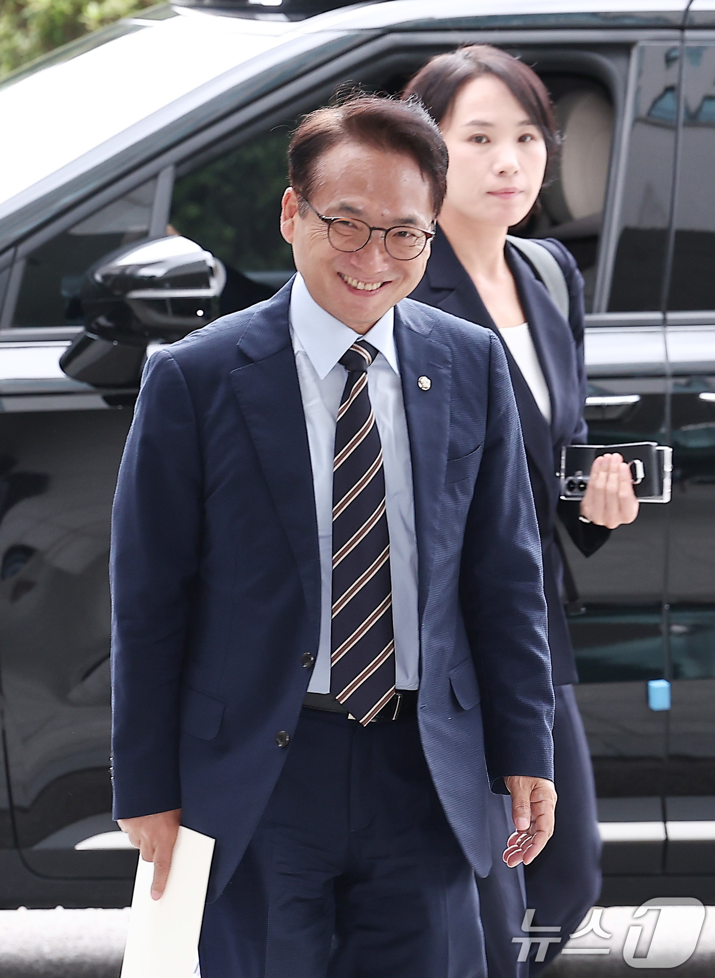 (서울=뉴스1) 김성진 기자 = 박선원 더불어민주당 의원이 18일 서울 서초구 서울고등검찰청에 마련된 내란 특검팀(특별검사 조은석) 사무실에 참고인 신분으로 출석하고 있다. 202 …