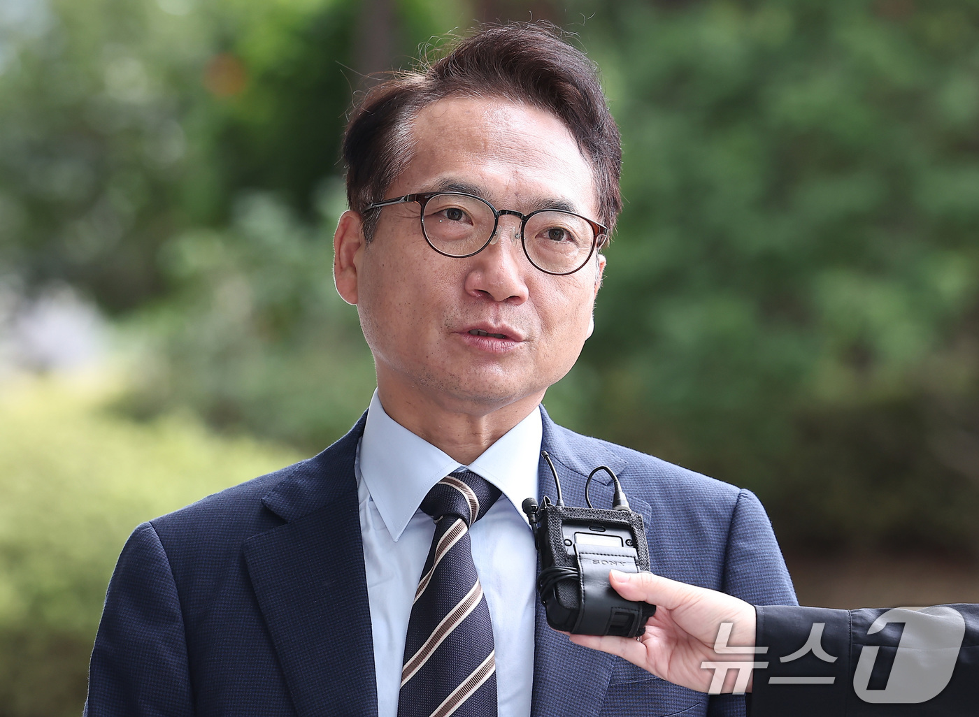 (서울=뉴스1) 김성진 기자 = 박선원 더불어민주당 의원이 18일 서울 서초구 서울고등검찰청에 마련된 내란 특검팀(특별검사 조은석) 사무실에 참고인 신분으로 출석하며 취재진의 질문 …