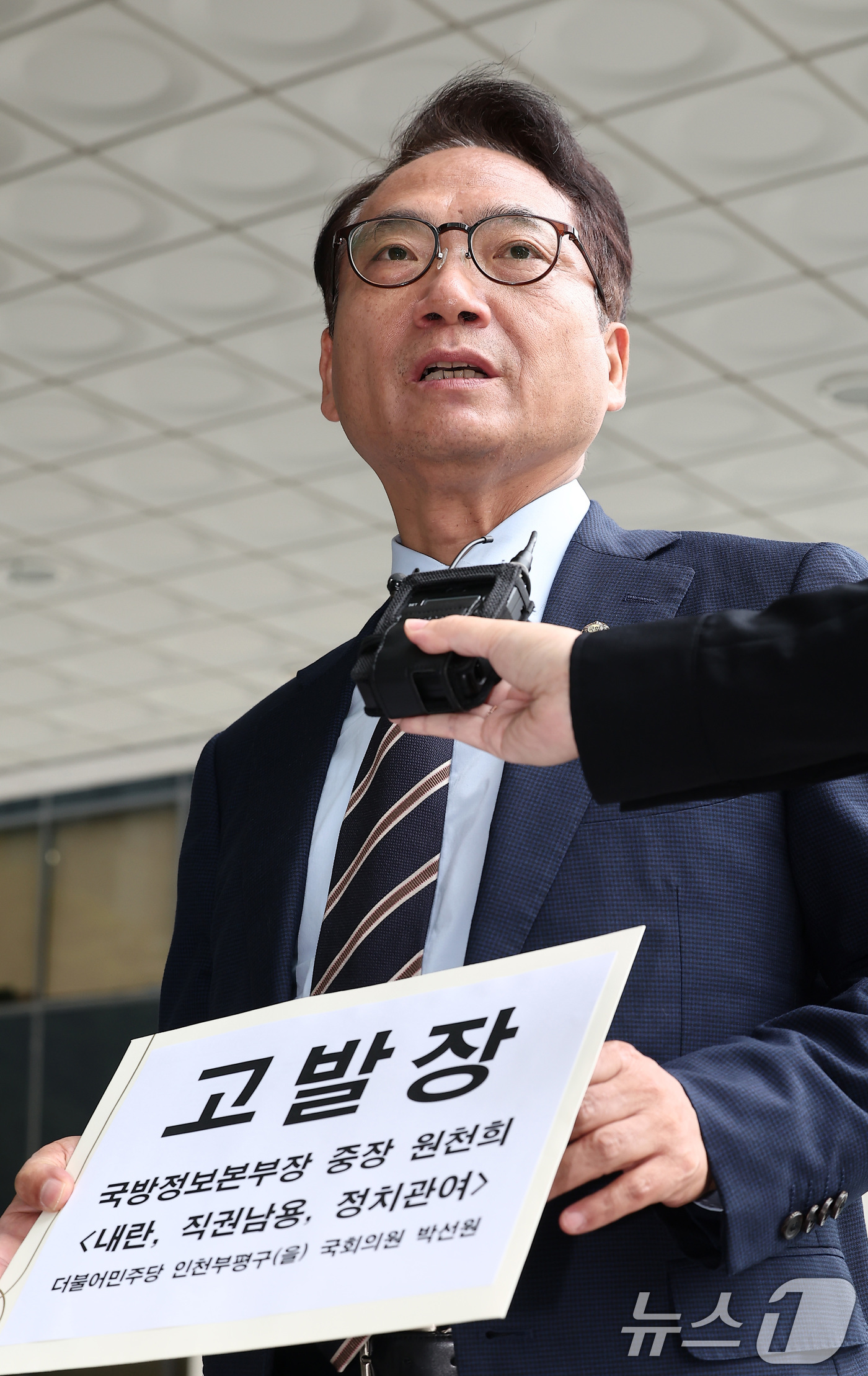 (서울=뉴스1) 김성진 기자 = 박선원 더불어민주당 의원이 18일 서울 서초구 서울고등검찰청에 마련된 내란 특검팀(특별검사 조은석) 사무실에 참고인 신분으로 출석, 원천희 국방정보 …