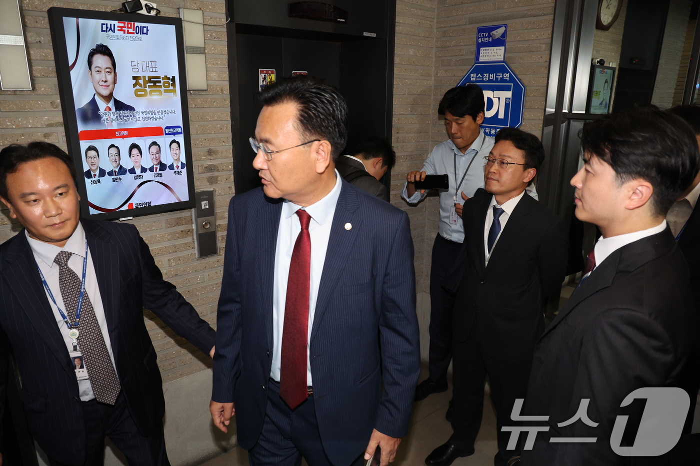 (서울=뉴스1) 신웅수 기자 = 국민의힘 당원명부 압수수색에 나선 내란특검 수사관들이 18일 서울 여의도 중앙당사에서 유상범 의원과 설전을 벌이고 있다. 2025.9.18/뉴스1