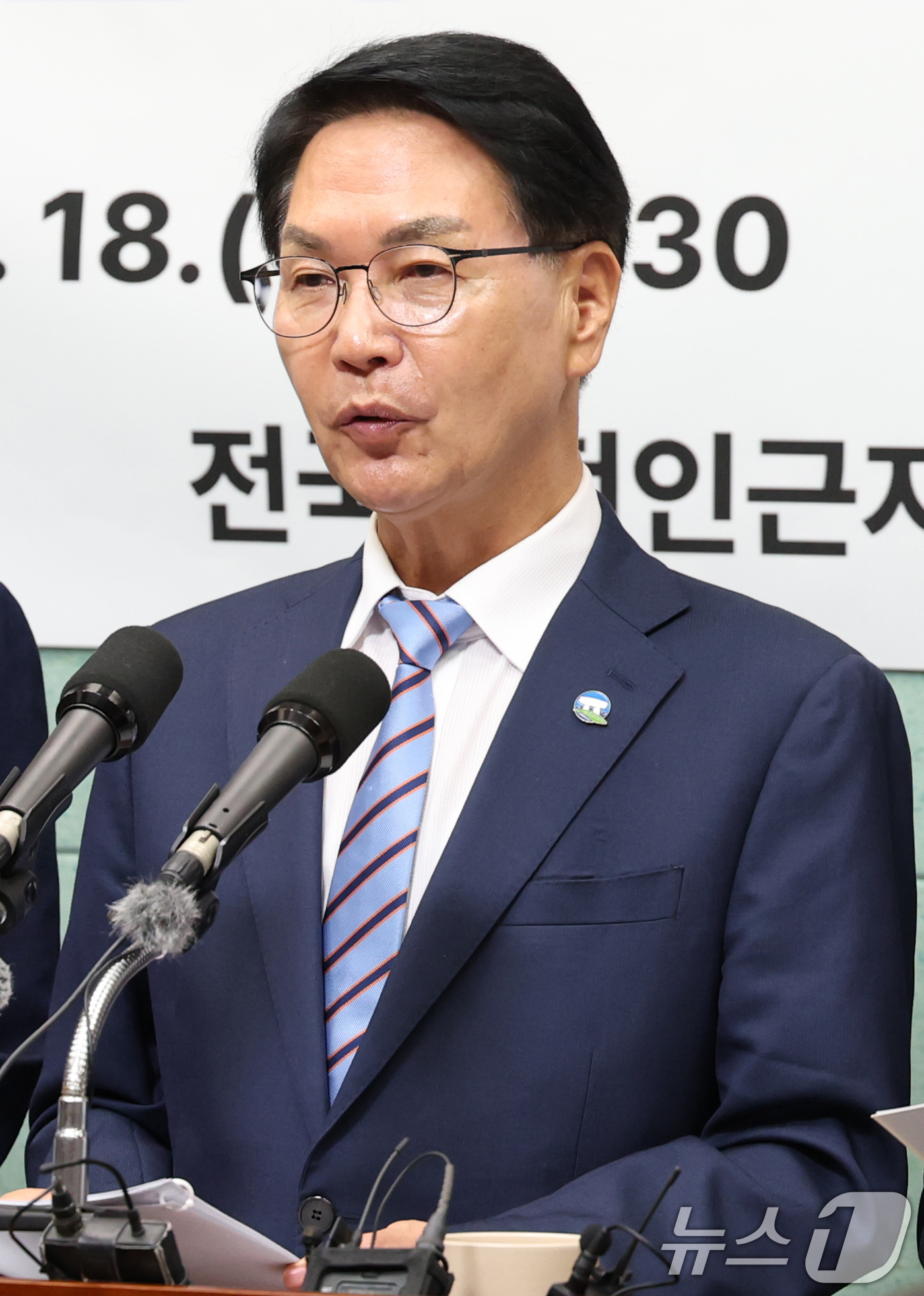 (전주=뉴스1) 유경석 기자 = 심덕섭 고창군수가18일 전북 전주시 전북특별자치도의회에서 '고준위방사성폐기물 관리 특별법 시행령 입장 발표 및 원전제도 개선 촉구' 기자회견을 하고 …