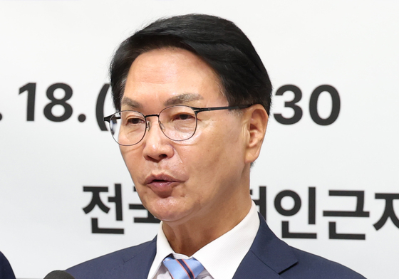 경찰, '공사 수주 대가 금품 의혹' 심덕섭 고창군수 압수수색(종합)