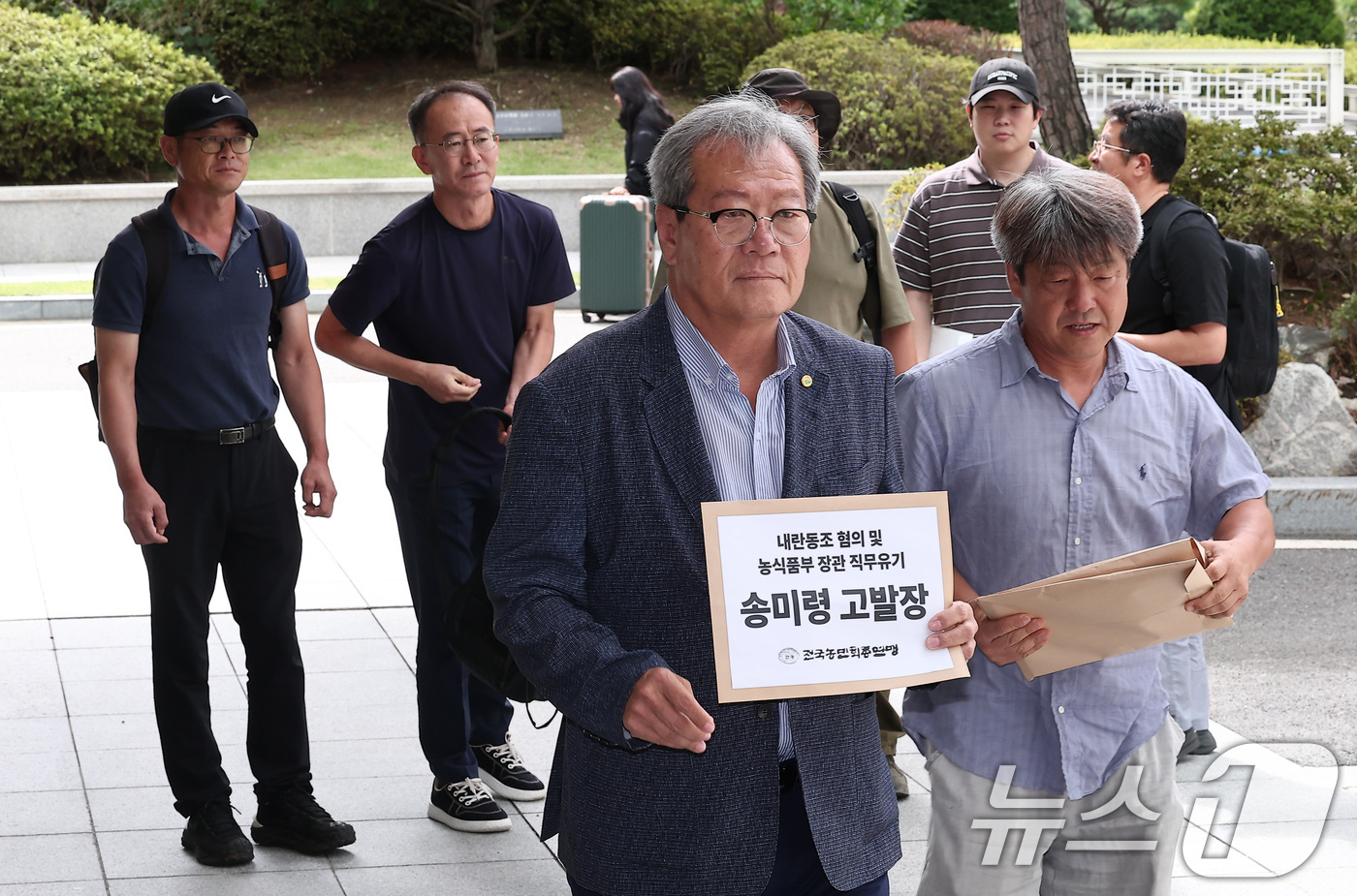 (서울=뉴스1) 김성진 기자 = 전국농민회총연맹 관계자들이18일 서울 서초구 서울고등검찰청에 마련된 내란 특검팀(특별검사 조은석) 사무실을 향해 송미령 농림축산식품부 장관에 대한 …