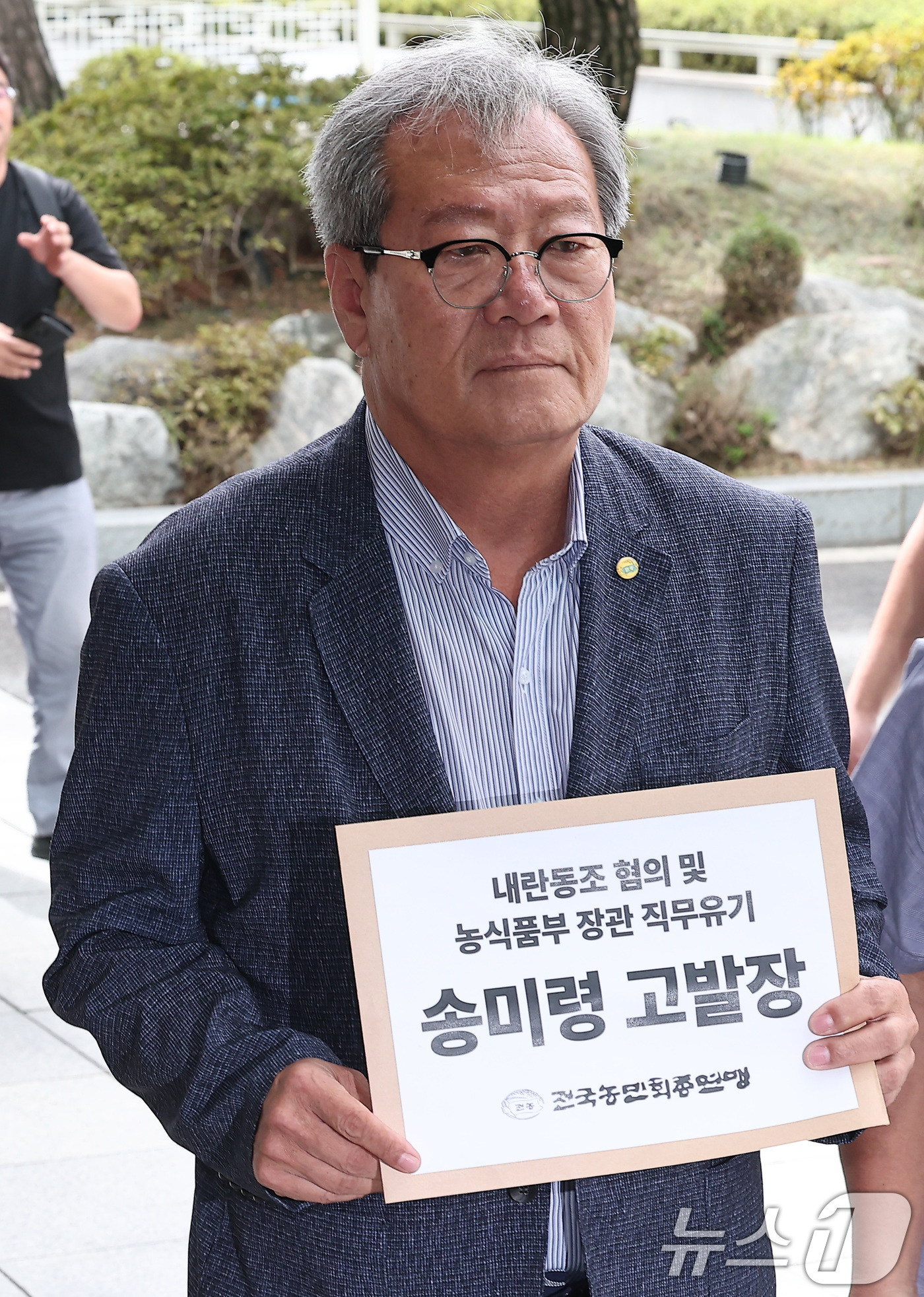 (서울=뉴스1) 김성진 기자 = 전국농민회총연맹 관계자들이18일 서울 서초구 서울고등검찰청에 마련된 내란 특검팀(특별검사 조은석) 사무실을 향해 송미령 농림축산식품부 장관에 대한 …