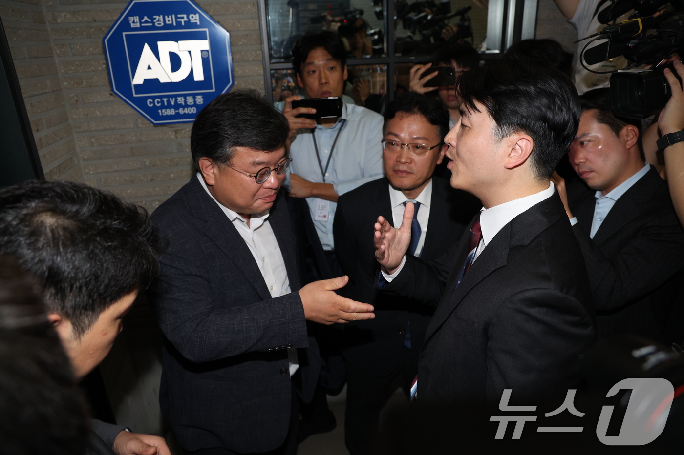 (서울=뉴스1) 신웅수 기자 = 국민의힘 당원명부 압수수색에 나선 김건희특검 수사관들이 18일 서울 여의도 중앙당사에서 국민의힘 변호사와 출입을 두고 설전을 벌이고 있다. 2025 …