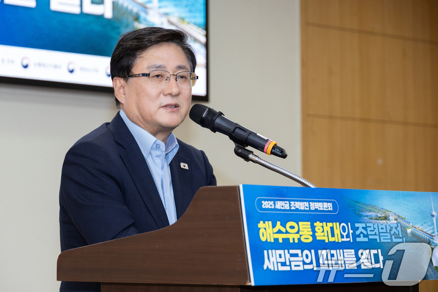 (서울=뉴스1) = 김성환 환경부 장관이 18일 서울 영등포구 국회의원회관에서 열린 해수유통 확대와 조력발전 국회토론회에 참석해 축사를 하고 있다. (환경부 제공. 재판매 및 DB …