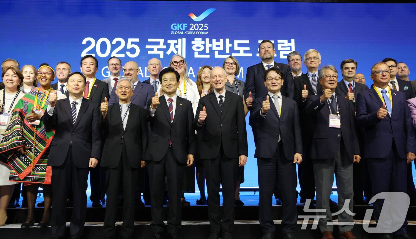 본문 이미지 - 정동영 통일부 장관과 마이클 샌델 미국 하버드대 교수 및 참석자들이 18일 오전 서울 종로구 포시즌스 호텔에서 열린 2025 국제한반도포럼에서 기념 촬영을 하고 있다. 2025.9.18/뉴스1 ⓒ News1 임세영 기자