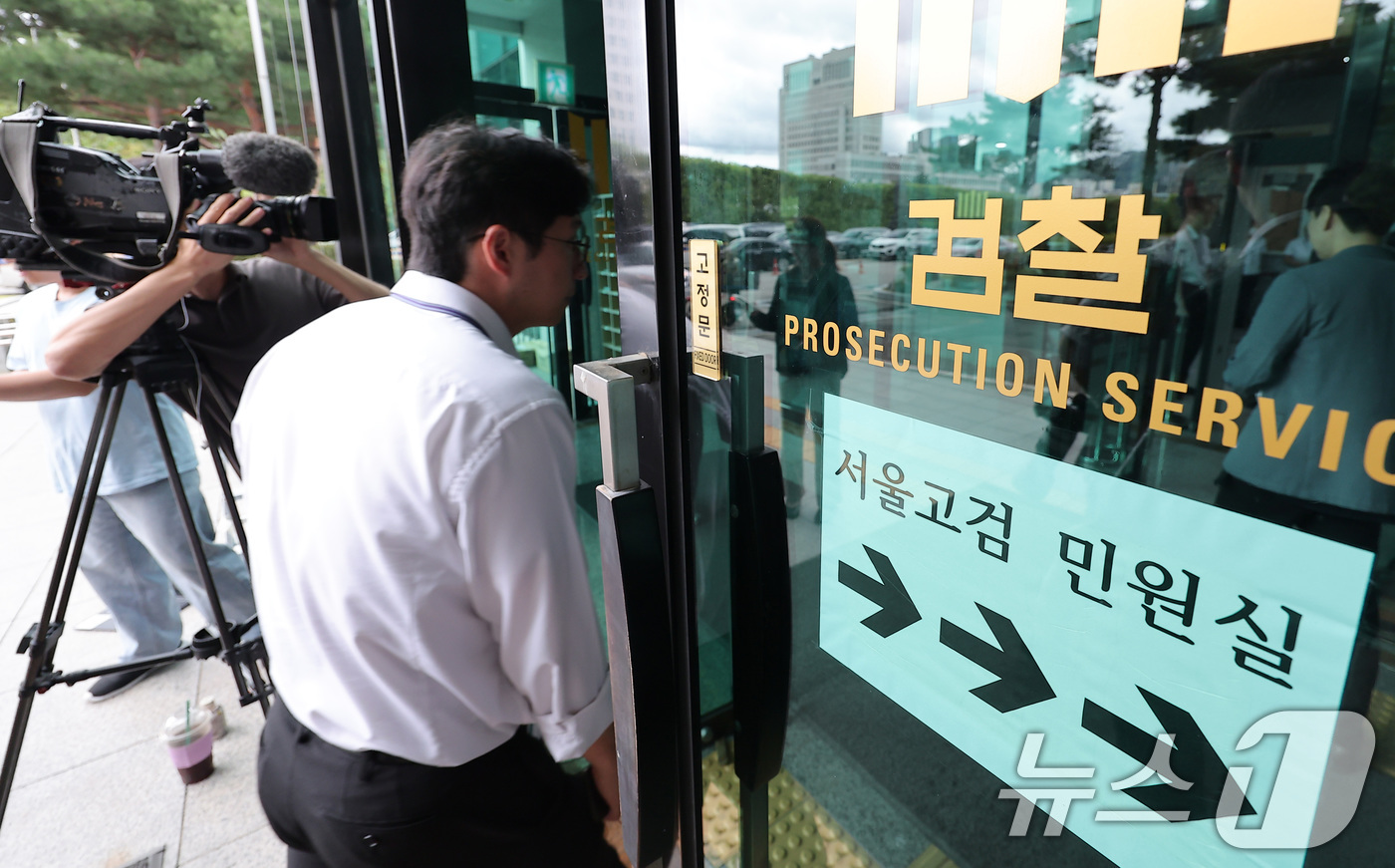 (서울=뉴스1) 김성진 기자 = 12·3 비상계엄 관련 내란·외환 혐의를 수사하는 '내란 특검팀'(특별검사 조은석)이 정진석 전 대통령 비서실장을 참고인 신분으로 소환했다.정 전 …