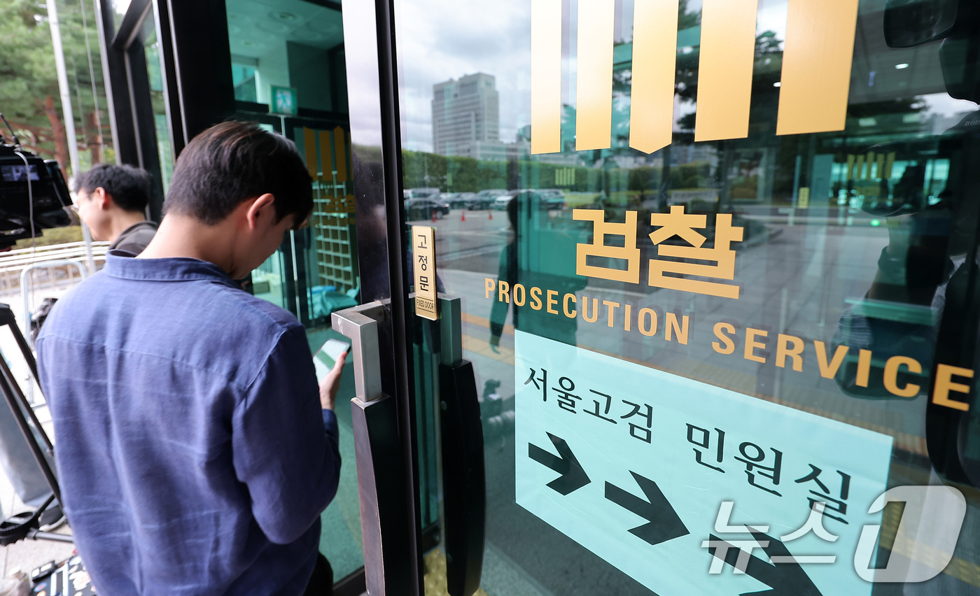 (서울=뉴스1) 김성진 기자 = 12·3 비상계엄 관련 내란·외환 혐의를 수사하는 '내란 특검팀'(특별검사 조은석)이 정진석 전 대통령 비서실장을 참고인 신분으로 소환했다.정 전 …