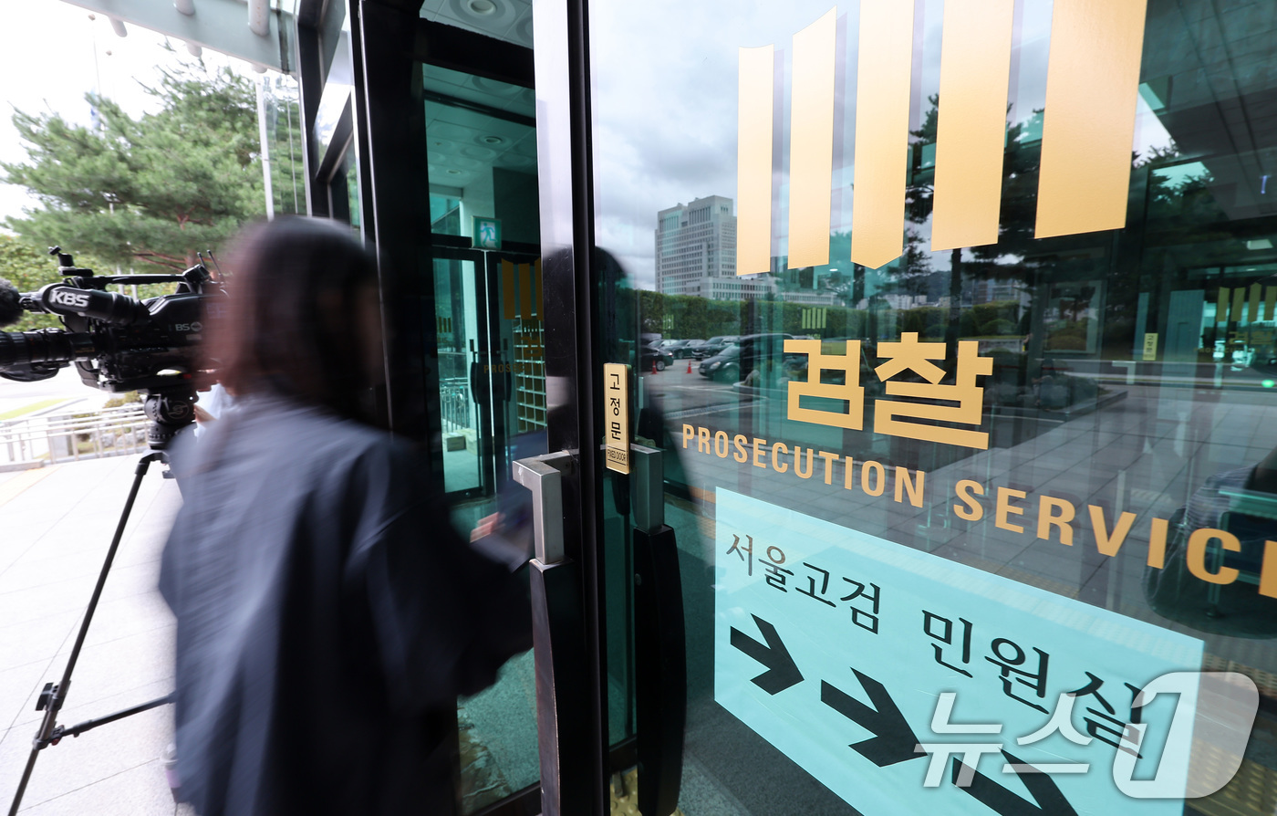 (서울=뉴스1) 김성진 기자 = 12·3 비상계엄 관련 내란·외환 혐의를 수사하는 '내란 특검팀'(특별검사 조은석)이 정진석 전 대통령 비서실장을 참고인 신분으로 소환했다.정 전 …