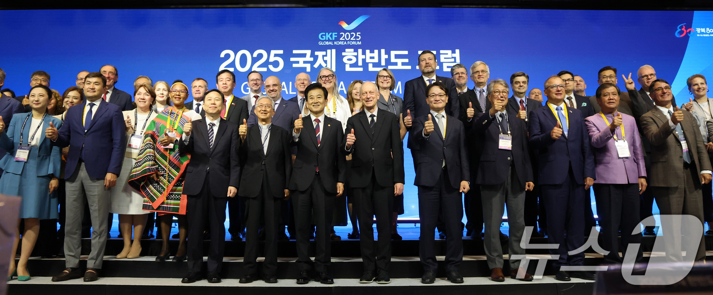 (서울=뉴스1) 임세영 기자 = 정동영 통일부 장관과 마이클 샌델 미국 하버드대 교수 및 참석자들이 18일 오전 서울 종로구 포시즌스 호텔에서 열린 2025 국제한반도포럼에서 기념 …