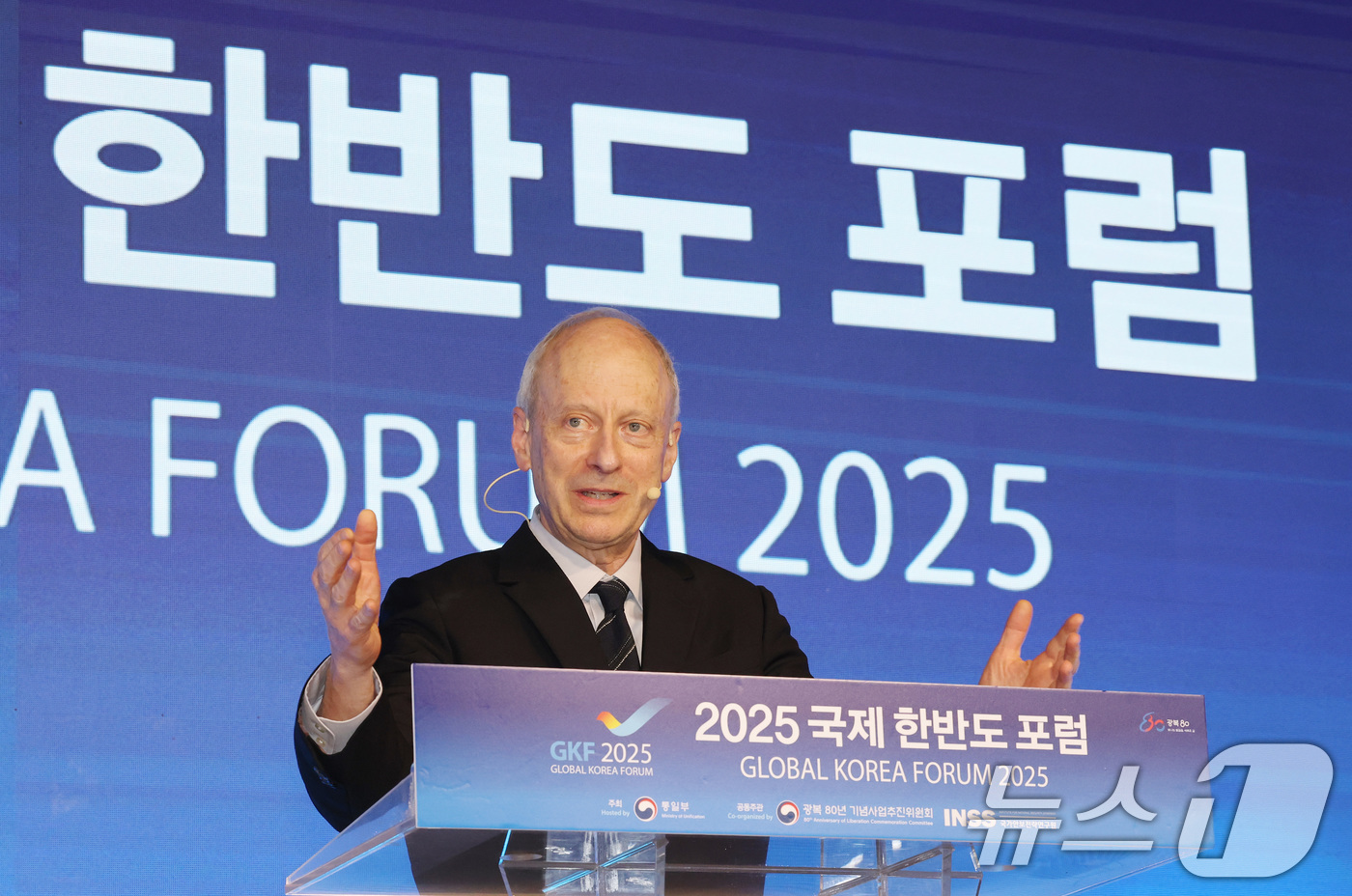 (서울=뉴스1) 임세영 기자 = 마이클 샌델 미국 하버드대 교수가 18일 오전 서울 종로구 포시즌스 호텔에서 열린 2025 국제한반도포럼에서 강연을 하고 있다. 2025.9.18/ …