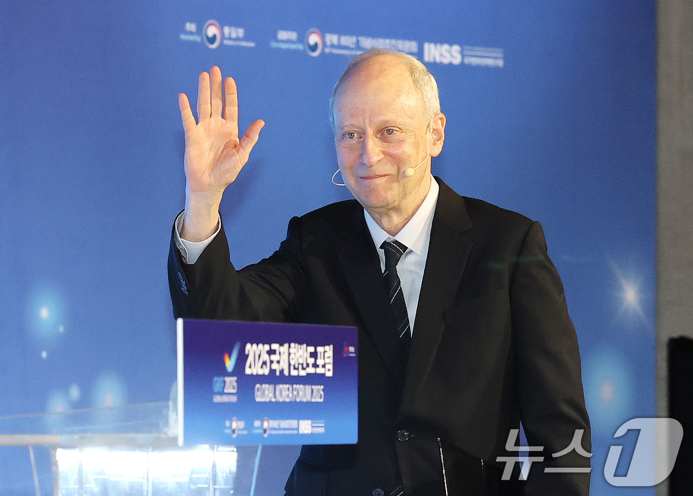 (서울=뉴스1) 임세영 기자 = 마이클 샌델 미국 하버드대 교수가 18일 오전 서울 종로구 포시즌스 호텔에서 열린 2025 국제한반도포럼에서 강연에 나서고 있다. 2025.9.18 …