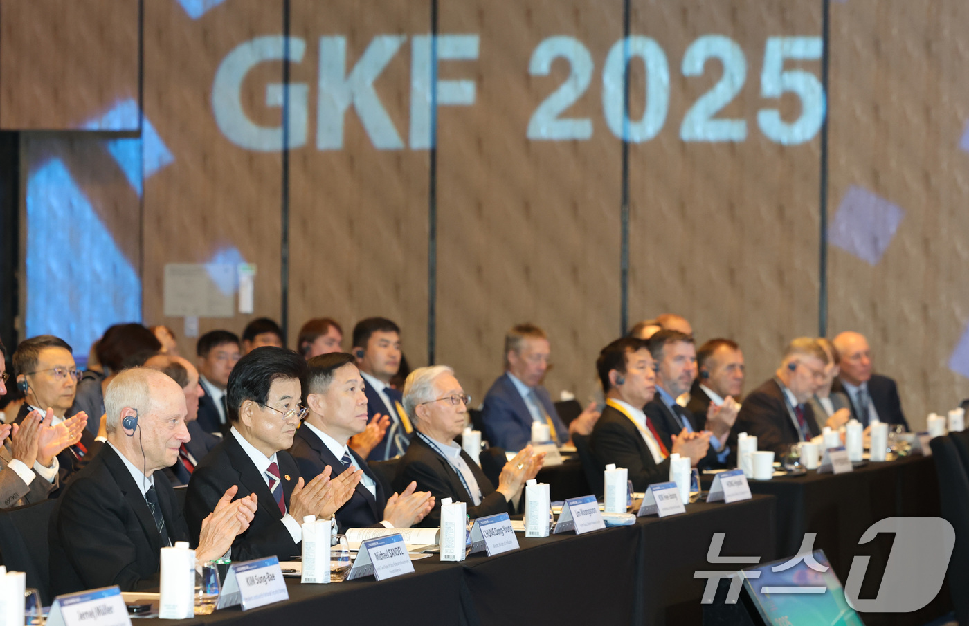 (서울=뉴스1) 임세영 기자 = 정동영 통일부 장관과 마이클 샌델 미국 하버드대 교수 및 참석자들이 18일 오전 서울 종로구 포시즌스 호텔에서 열린 2025 국제한반도포럼에서 박수 …