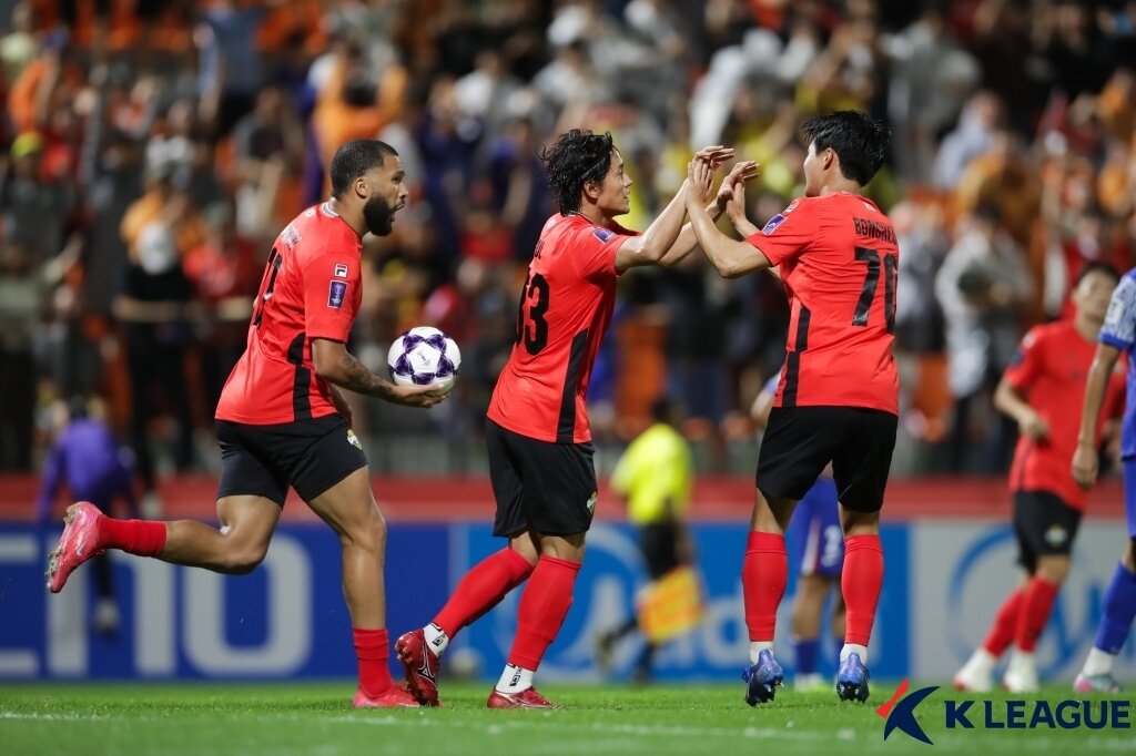 본문 이미지 - 구단 창단 후 처음으로 ACLE에 진출, 승리까지 거둔 강원FC. &#40;한국프로축구연맹 제공&#41;