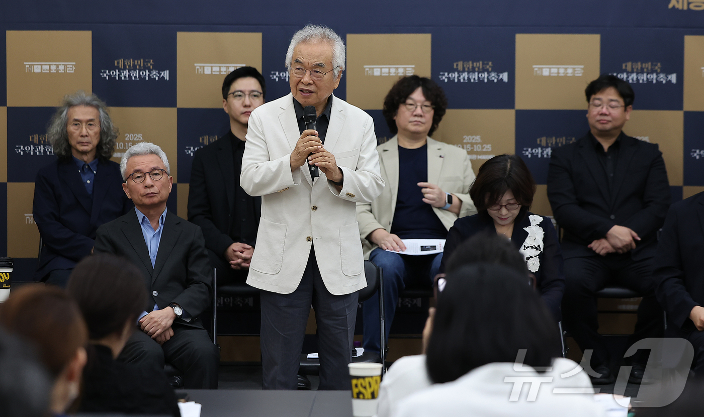 (서울=뉴스1) 김진환 기자 = 박범훈 축제추진위원장이 18일 서울 종로구 세종문화회관 아티스트라운지에서 열린 ‘2025 대한민국 국악관현악 축제’ 제작발표회에 참석해 인사말을 하 …