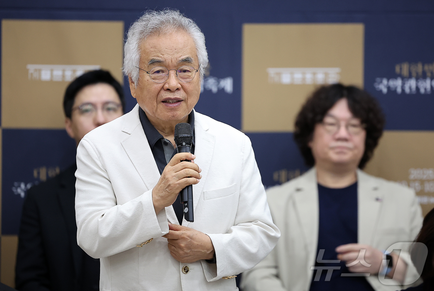 (서울=뉴스1) 김진환 기자 = 박범훈 축제추진위원장이 18일 서울 종로구 세종문화회관 아티스트라운지에서 열린 ‘2025 대한민국 국악관현악 축제’ 제작발표회에 참석해 인사말을 하 …