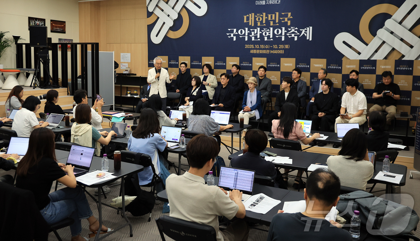 (서울=뉴스1) 김진환 기자 = 박범훈 축제추진위원장이 18일 서울 종로구 세종문화회관 아티스트라운지에서 열린 ‘2025 대한민국 국악관현악 축제’ 제작발표회에 참석해 인사말을 하 …