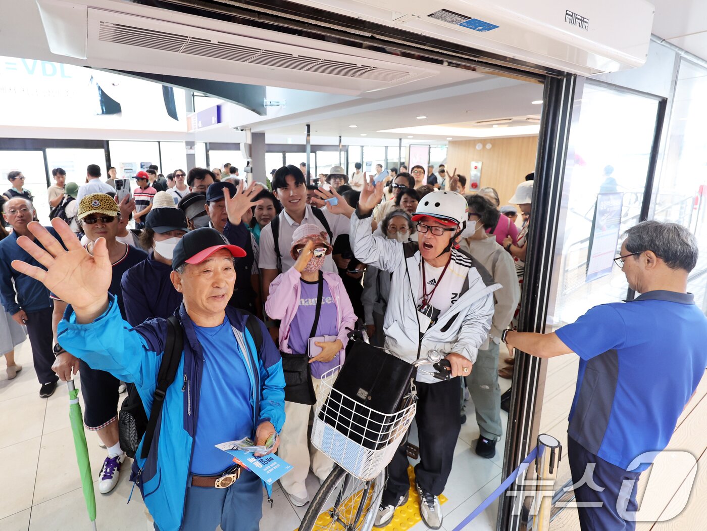 본문 이미지 - 한강버스 운항 첫날인 18일 오전 서울 송파구 한강버스 잠실 선착장에서 시민들이 승선을 기다리고 있다.  2025.9.18/뉴스1 ⓒ News1 황기선 기자