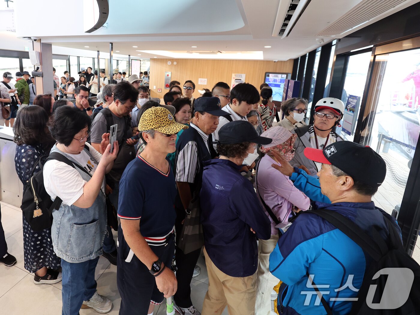 본문 이미지 - 한강버스 운항 첫날인 18일 오전 서울 송파구 한강버스 잠실 선착장에서 시민들이 승선을 기다리고 있다.  2025.9.18/뉴스1 ⓒ News1 황기선 기자
