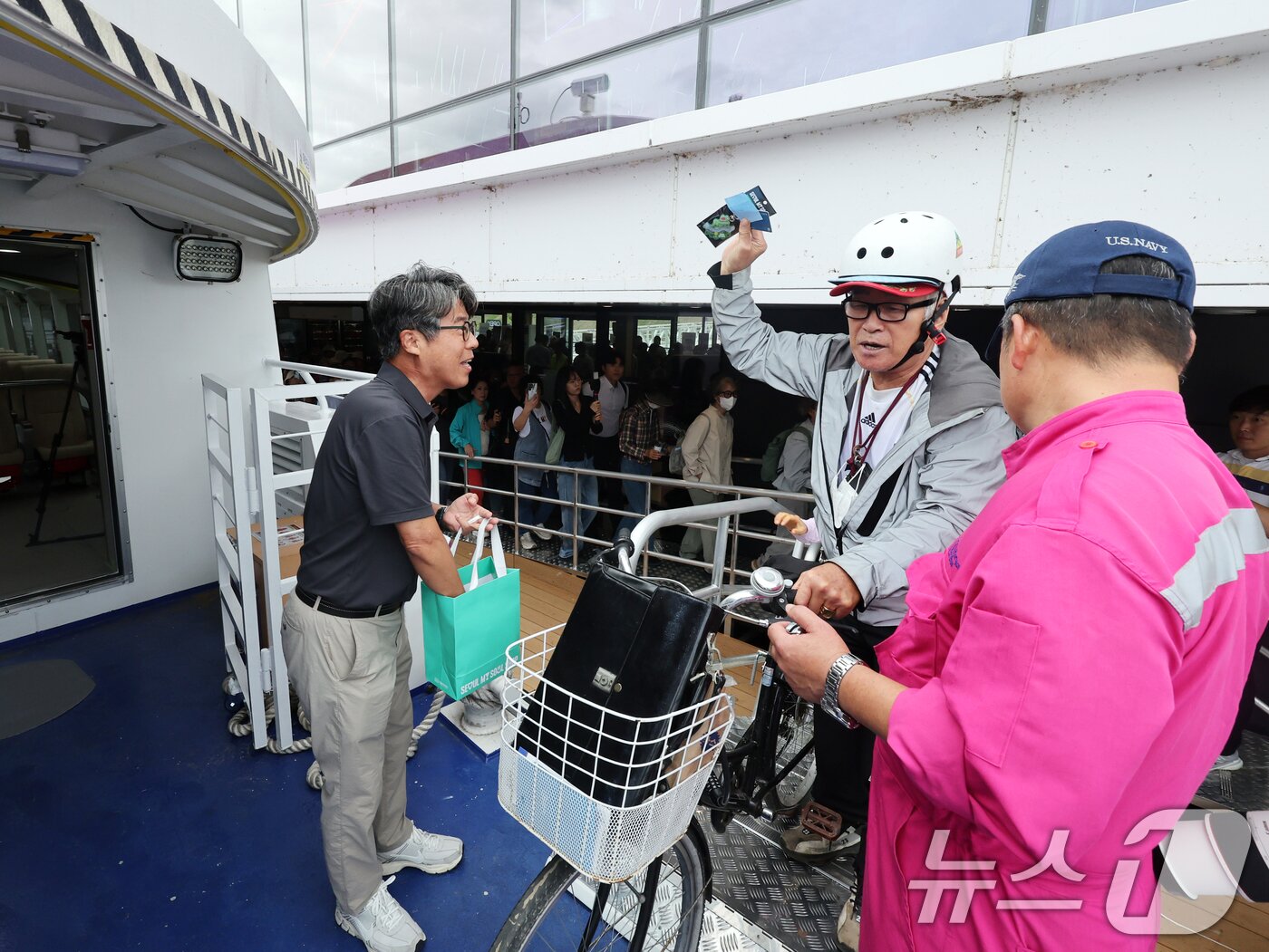 본문 이미지 - 한강버스 운항 첫날인 18일 오전 서울 송파구 한강버스 잠실 선착장에서 1호승객이 승선을 하고 있다.  2025.9.18/뉴스1 ⓒ News1 황기선 기자