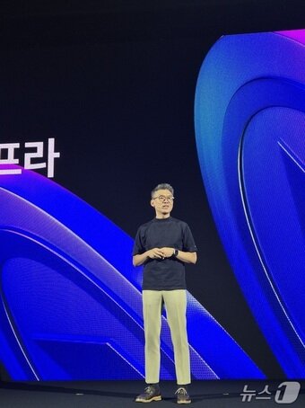 본문 이미지 - 안용운 위메이드 최고기술책임자&#40;CTO&#41;가 18일  서울 중구 앰배서더 서울 풀만 호텔에서 열린 &#39;프로젝트 스테이블 원&#39; 행사에서 발표하고 있다. 2025.9.18.뉴스1/ 