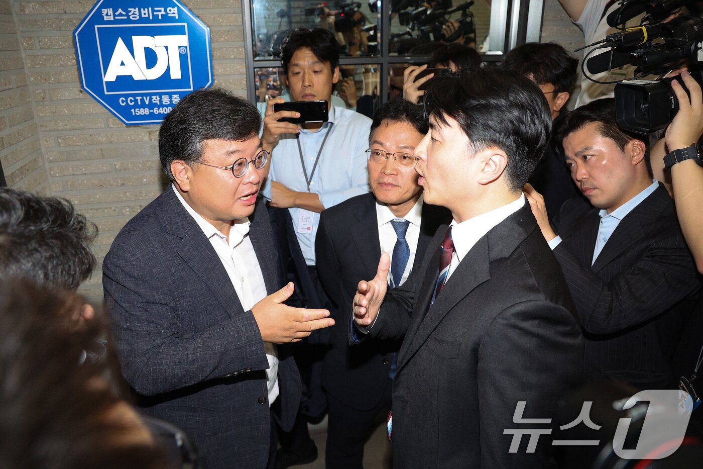 본문 이미지 - 국민의힘 당원명부 압수수색에 나선 김건희특검 수사관들이 18일 서울 여의도 중앙당사에서 국민의힘 변호사와 출입을 두고 설전을 벌이고 있다./뉴스1 ⓒ News1 신웅수 기자