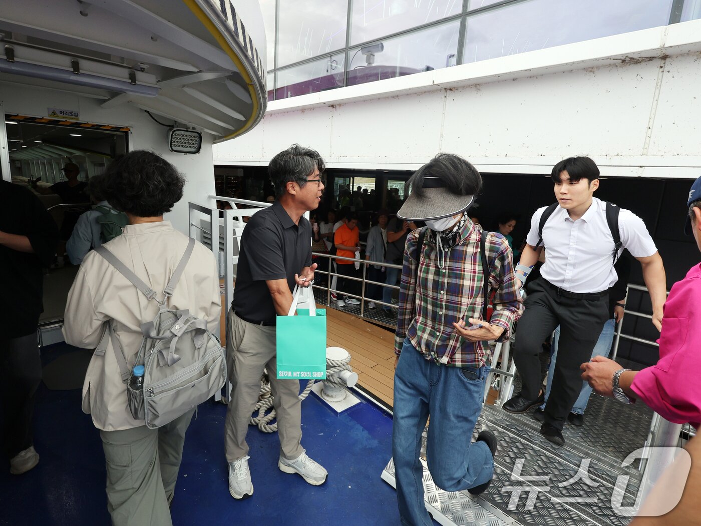 본문 이미지 - 한강버스 운항 첫날인 18일 오전 서울 송파구 한강버스 잠실 선착장에서 시민들이 승선을 하고 있다.  2025.9.18/뉴스1 ⓒ News1 황기선 기자