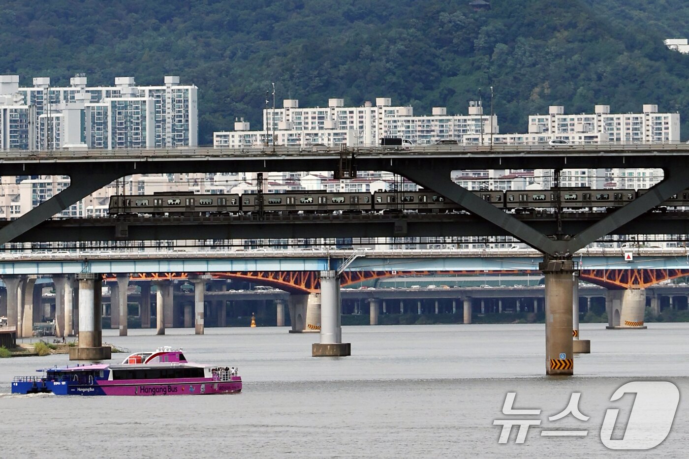 본문 이미지 - 첫 운항 시작한 한강버스가 18일 오전 서울 송파구 한강버스 잠실 선착장에서 뚝섬선착장으로 이동하고 있다.  2025.9.18/뉴스1 ⓒ News1 황기선 기자
