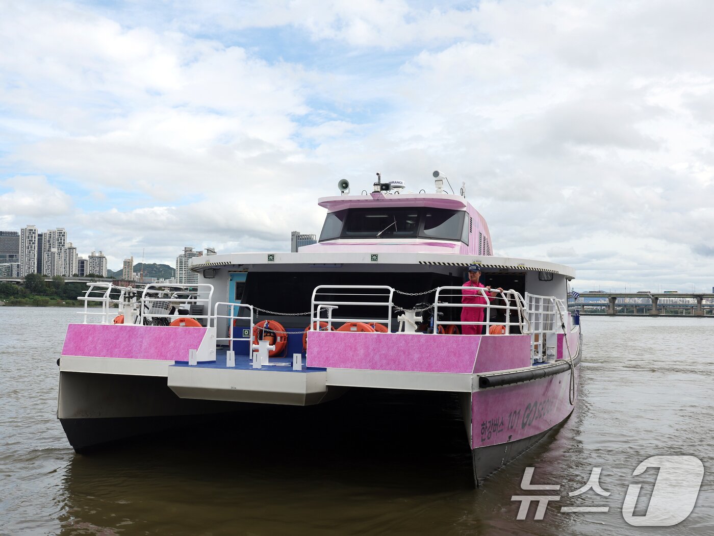본문 이미지 - 첫 운항 시작한 한강버스가 18일 오전 서울 송파구 한강버스 잠실 선착장에서 뚝섬선착장으로 이동하고 있다.  2025.9.18/뉴스1 ⓒ News1 황기선 기자