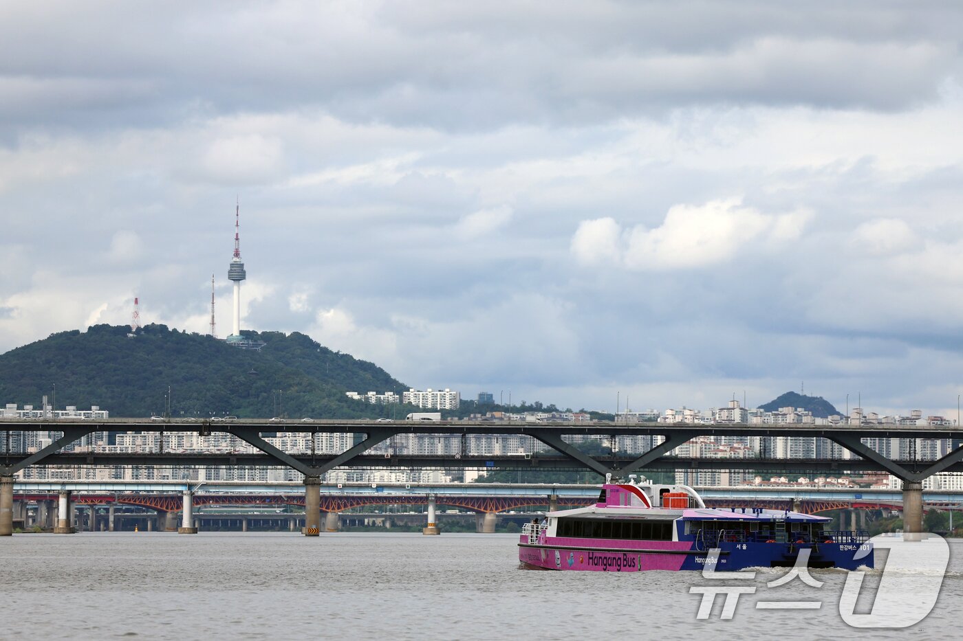 본문 이미지 - 첫 운항 시작한 한강버스가 18일 오전 서울 송파구 한강버스 잠실 선착장에서 뚝섬선착장으로 이동하고 있다.  2025.9.18/뉴스1 ⓒ News1 황기선 기자