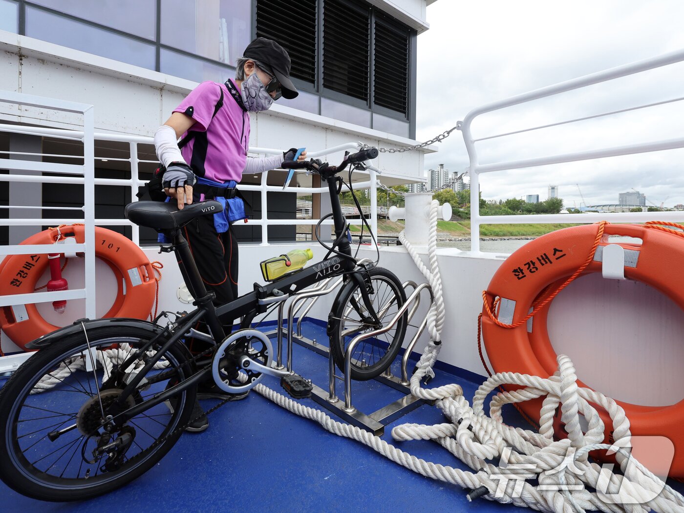 본문 이미지 - 한강버스 운항 첫날인 18일 오전 서울 송파구 한강버스 잠실 선착장에서 시민들이 승선을 하고 있다. 2025.9.18/뉴스1 ⓒ News1 황기선 기자