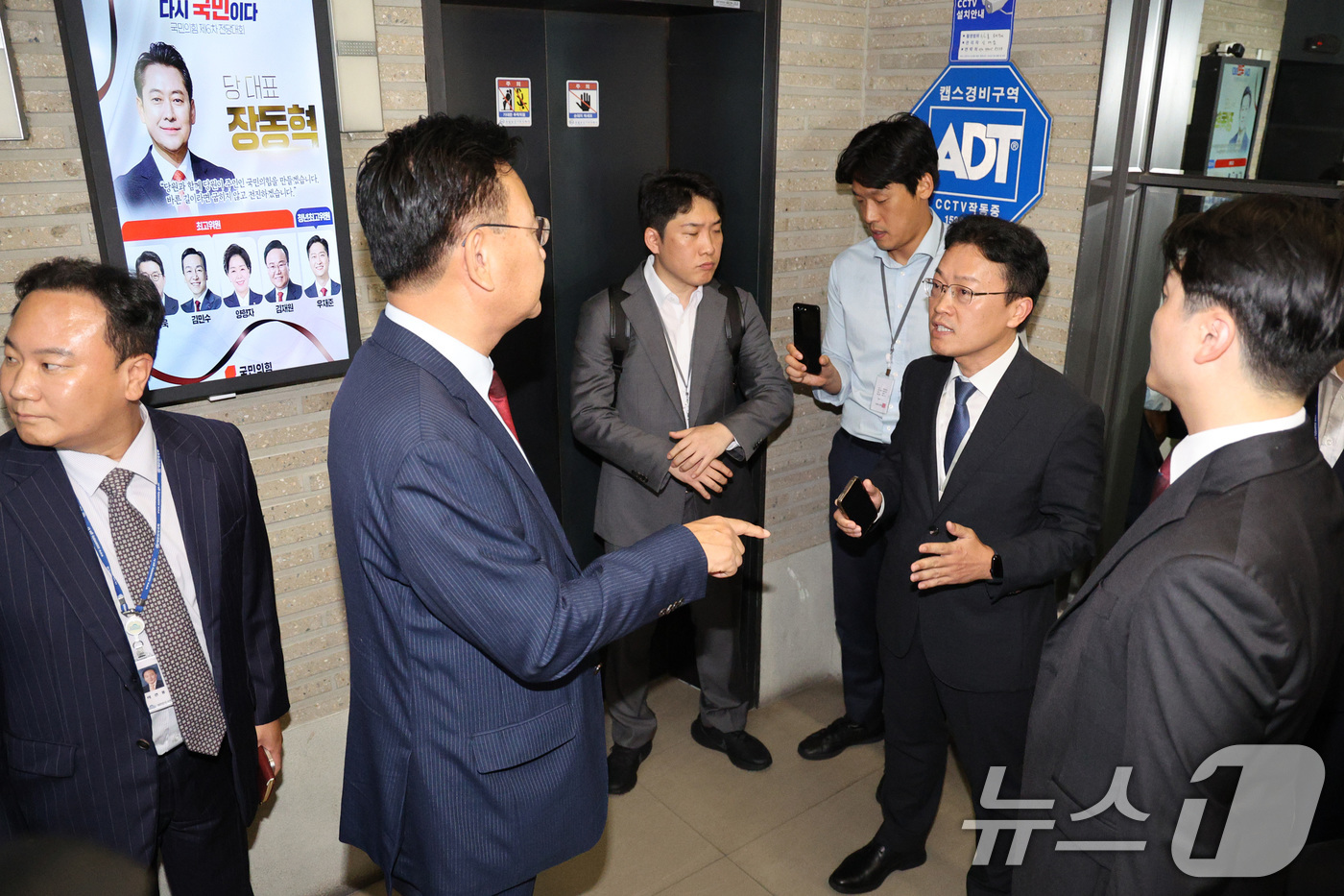 (서울=뉴스1) 신웅수 기자 = 국민의힘 당원명부 압수수색에 나선 김건희특검 수사관들이 18일 서울 여의도 중앙당사에서 유상범 의원과 설전을 벌이고 있다. 2025.9.18/뉴스1 …