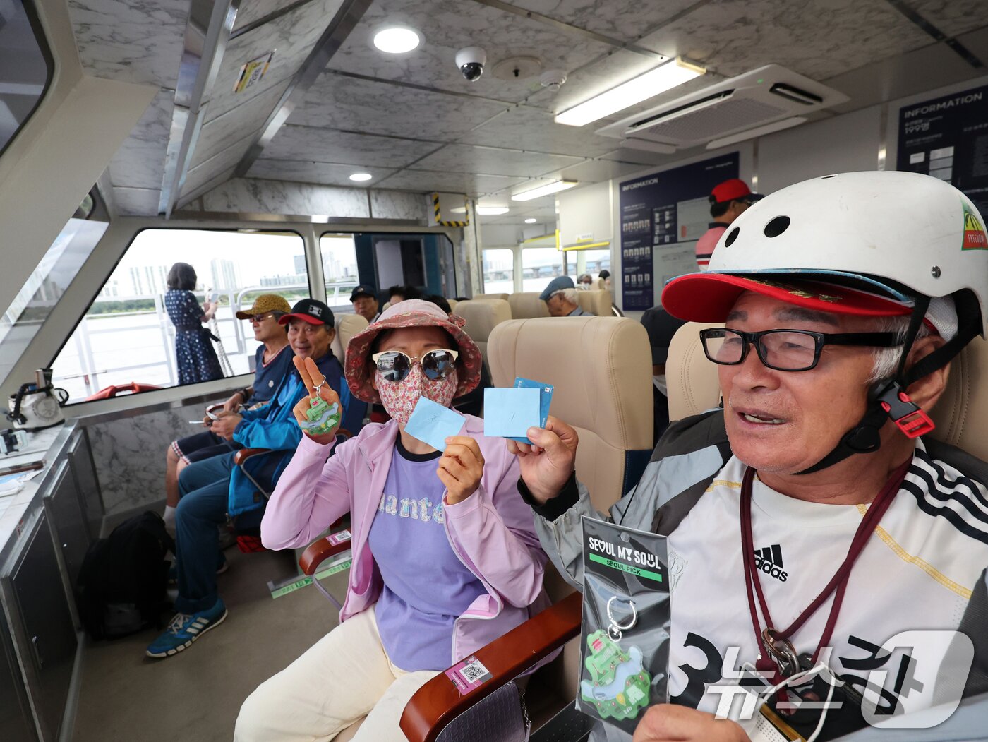 본문 이미지 - 한강버스 운항 첫날인 18일 오전 서울 송파구 한강버스 잠실 선착장에서 승객들이 승선 후 운항을 기다리며 미소를 보이고 있다.  2025.9.18/뉴스1 ⓒ News1 황기선 기자