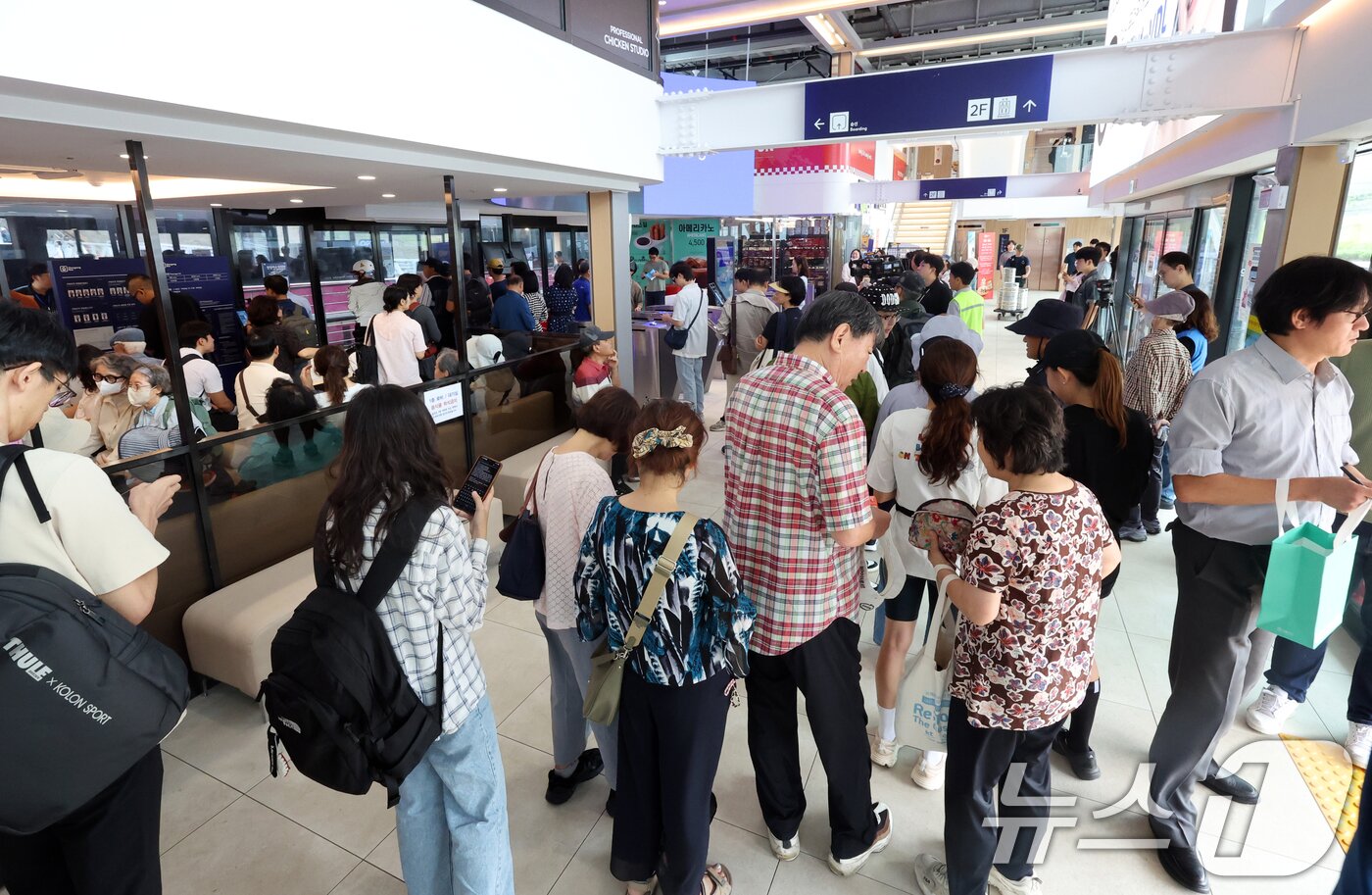 본문 이미지 - 한강버스 운항 첫날인 18일 오전 서울 송파구 한강버스 잠실 선착장에서 시민들이 승선을 기다리고 있다.  2025.9.18/뉴스1 ⓒ News1 황기선 기자
