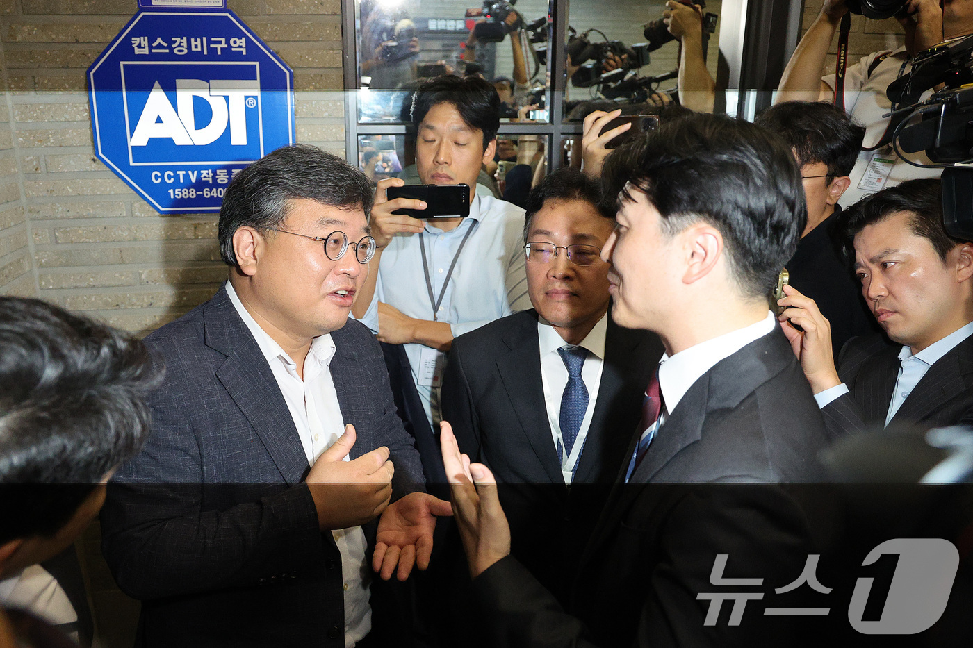 (서울=뉴스1) 신웅수 기자 = 국민의힘 당원명부 압수수색에 나선 김건희특검 수사관들이 18일 서울 여의도 중앙당사에서 국민의힘 변호사와 출입을 두고 언쟁을 벌이고 있다. 2025 …