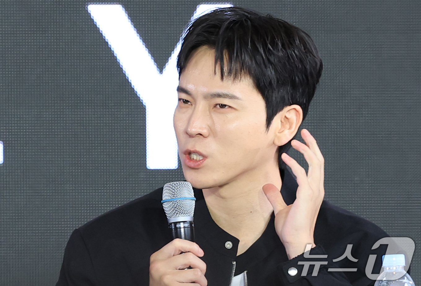 (부산=뉴스1) 권현진 기자 = 배우 이재균이 18일 오전 서울 부산 해운대구 영화의 전당에서 열린 제30회 부산국제영화제(BIFF) '프로젝트 Y' 오픈 토크에 참석해 인사말을 …