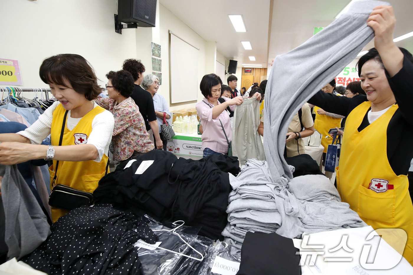 (대구=뉴스1) 공정식 기자 = 18일 대구 중구 달성동 대한적십자사 대구지사에서 추석 명절을 앞두고 열린 '제45회 대구적십자사 바자'를 찾은 시민들이 상품을 살펴보고 있다.19 …