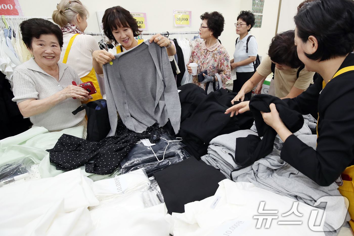 (대구=뉴스1) 공정식 기자 = 18일 대구 중구 달성동 대한적십자사 대구지사에서 추석 명절을 앞두고 열린 '제45회 대구적십자사 바자'를 찾은 시민들이 상품을 살펴보고 있다.19 …