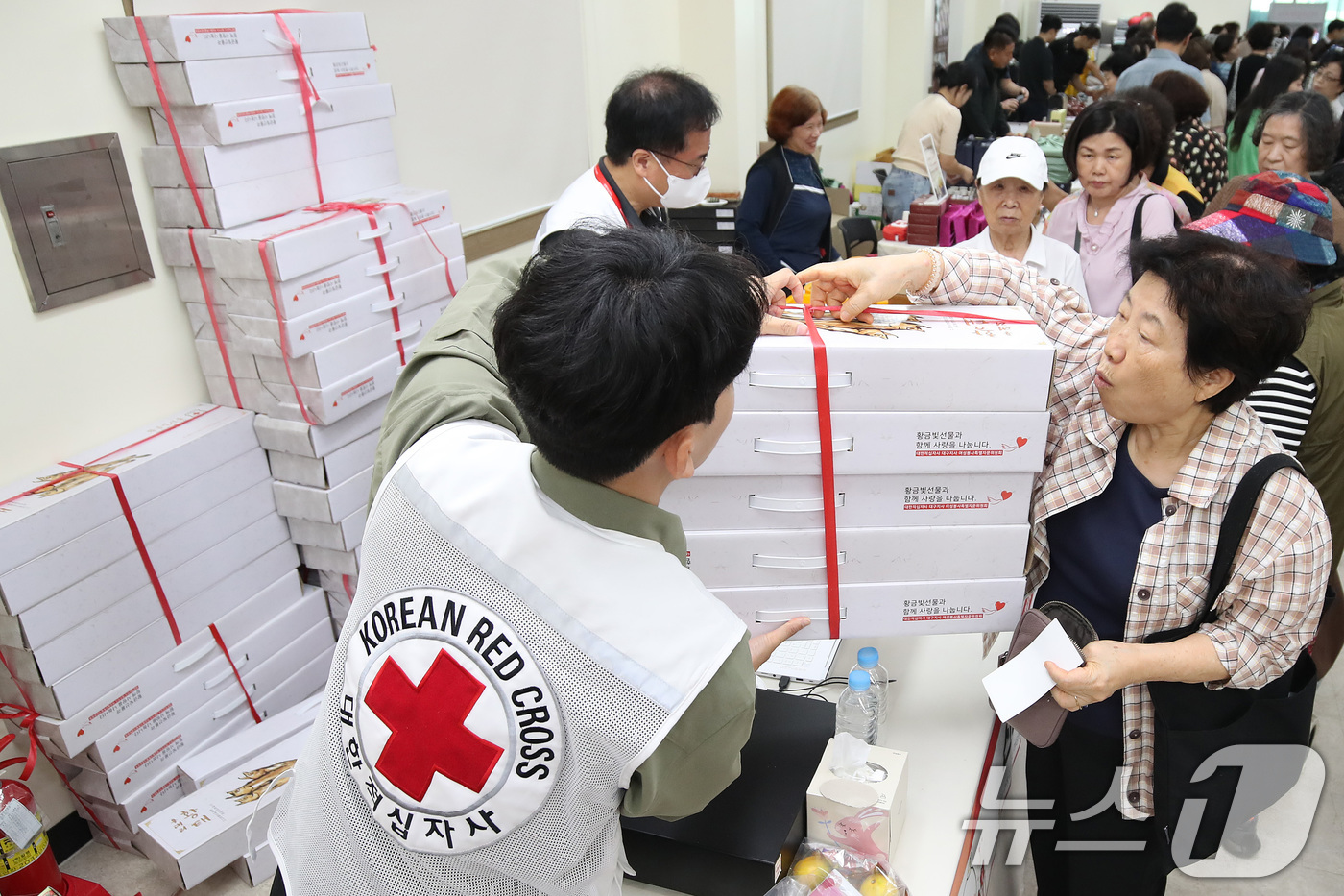 (대구=뉴스1) 공정식 기자 = 18일 대구 중구 달성동 대한적십자사 대구지사에서 추석 명절을 앞두고 열린 '제45회 대구적십자사 바자'를 찾은 시민들이 상품을 살펴보고 있다.19 …