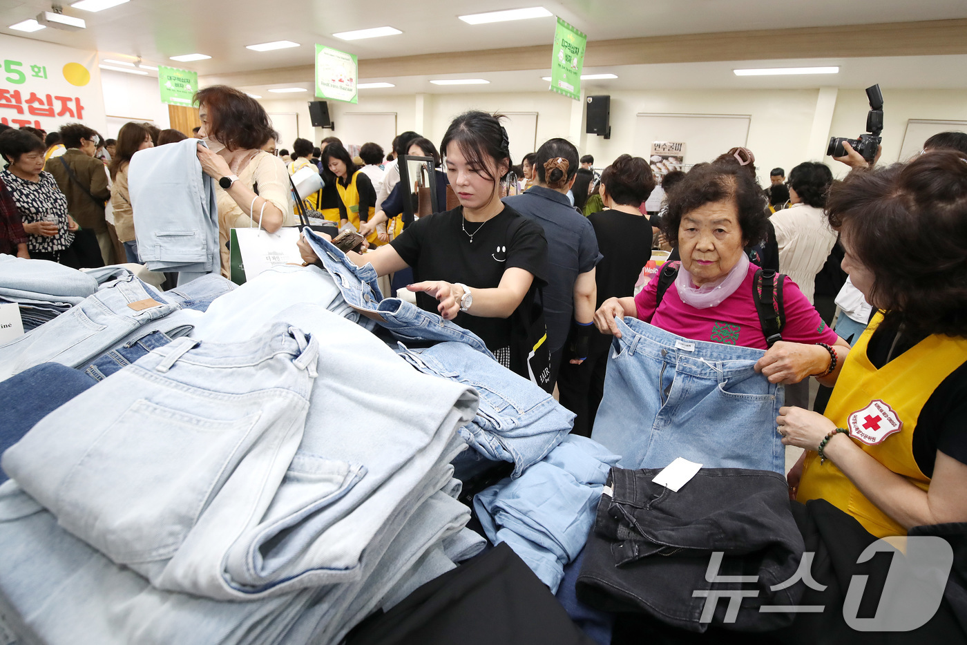 (대구=뉴스1) 공정식 기자 = 18일 대구 중구 달성동 대한적십자사 대구지사에서 추석 명절을 앞두고 열린 '제45회 대구적십자사 바자'를 찾은 시민들이 상품을 살펴보고 있다.19 …